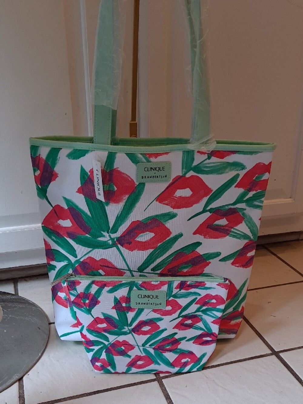 Clinique White Tote Set Red Purple Lip-Prints Green Leaves Lightweight Recycled